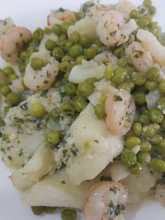 Una foto de Gallo con guisantes y gambas en salsa verde