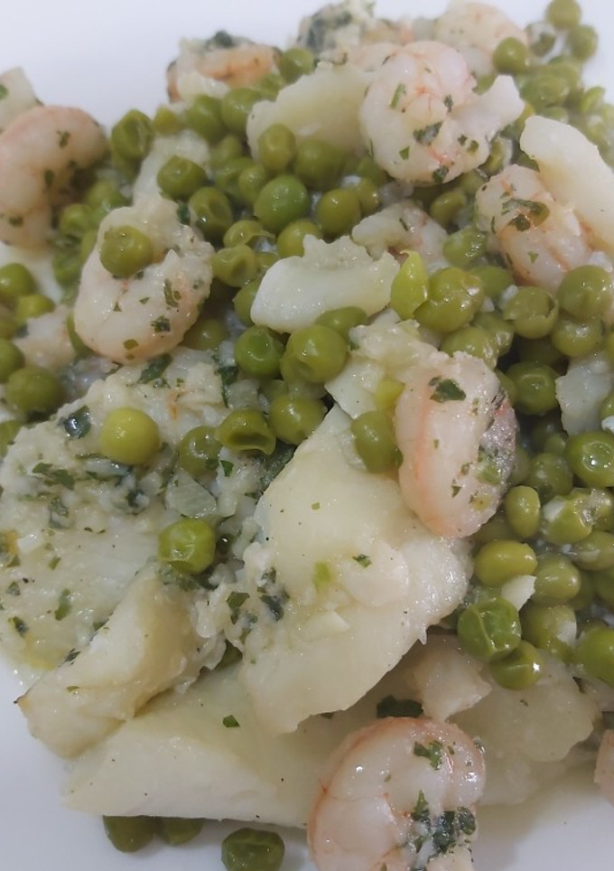 Una foto de Gallo con guisantes y gambas en salsa verde