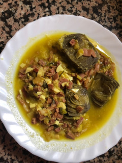 Una foto de Guiso de alcachofas con chorizo, jamón y bacon