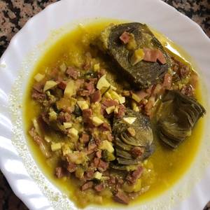Guiso de alcachofas con chorizo, jamón y bacon