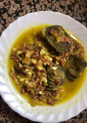 Una foto de Guiso de alcachofas con chorizo, jamón y bacon