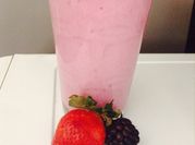 Una foto de licuado de fresa con frambuesa