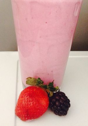 Una foto de Licuado de fresa con frambuesa 🍓
