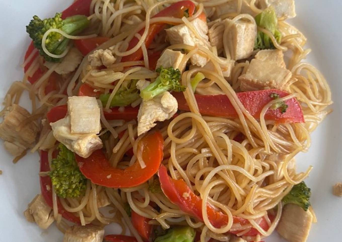 Fideo chino de arroz con pollo