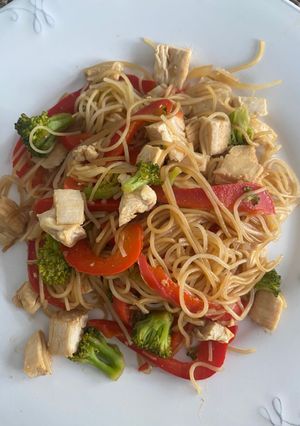 Una foto de Fideo chino de arroz con pollo