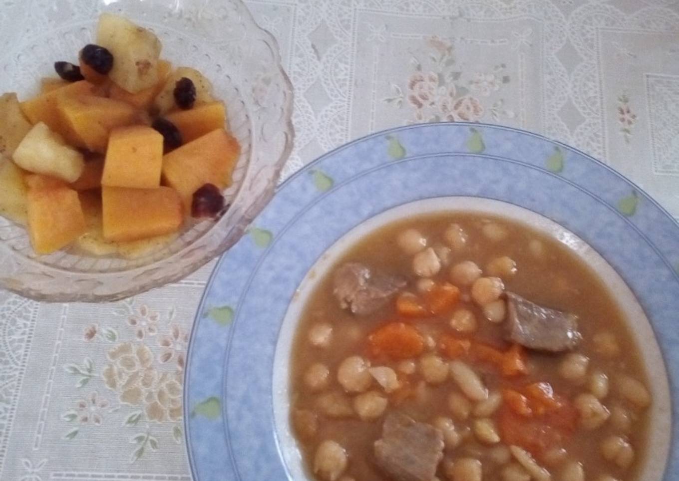 Potaje de legumbres con cabezada, y de postre cóctel de calabaza, manzana y arándanos