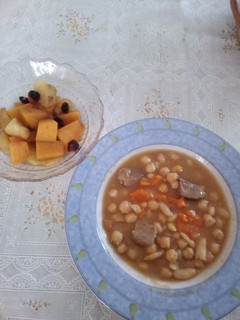 Una foto de Potaje de legumbres con cabezada, y de postre cóctel de calabaza, manzana y arándanos