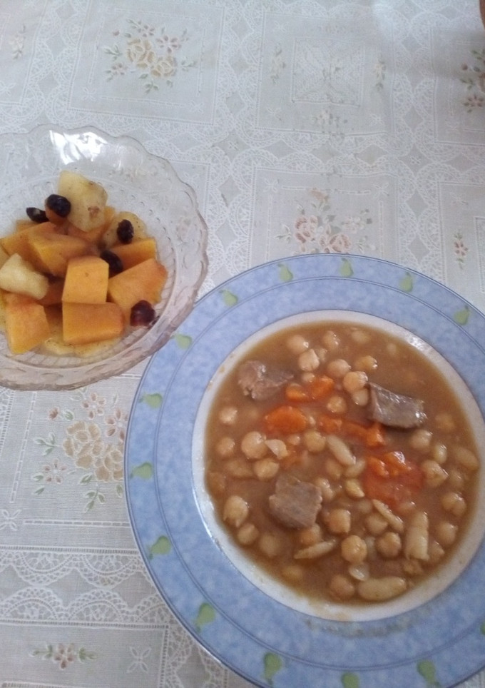 Una foto de Potaje de legumbres con cabezada, y de postre cóctel de calabaza, manzana y arándanos