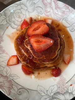 Una foto de Hot cakes de queso manchego y coulis de fresa y chipotle 🧀🍓