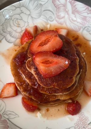 Una foto de Hot cakes de queso manchego y coulis de fresa y chipotle 🧀🍓