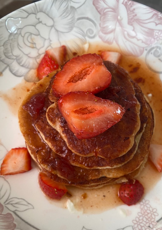 Una foto de Hot cakes de queso manchego y coulis de fresa y chipotle 🧀🍓