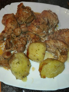 Una foto de Rollito de pechuga de pavo campero rellena de beicon y queso azul con champiñones en la olla GM