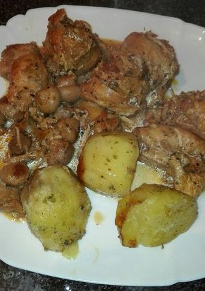 Una foto de Rollito de pechuga de pavo campero rellena de beicon y queso azul con champiñones en la olla GM