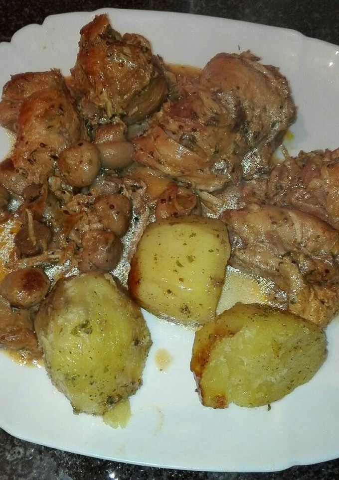 Una foto de Rollito de pechuga de pavo campero rellena de beicon y queso azul con champiñones en la olla GM