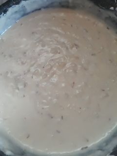 Una foto de Salsa blanca con cebolla rehogadas y queso fresco