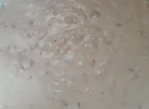 Una foto de Salsa blanca con cebolla rehogadas y queso fresco