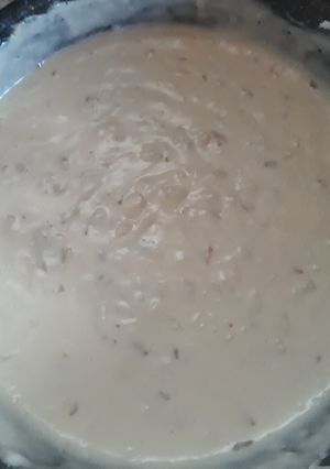 Una foto de Salsa blanca con cebolla rehogadas y queso fresco