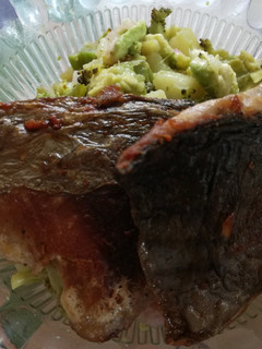 Una foto de Bonito frito con ensalada