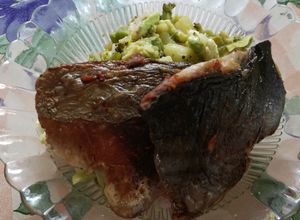 Una foto de Bonito frito con ensalada