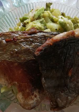 Una foto de Bonito frito con ensalada