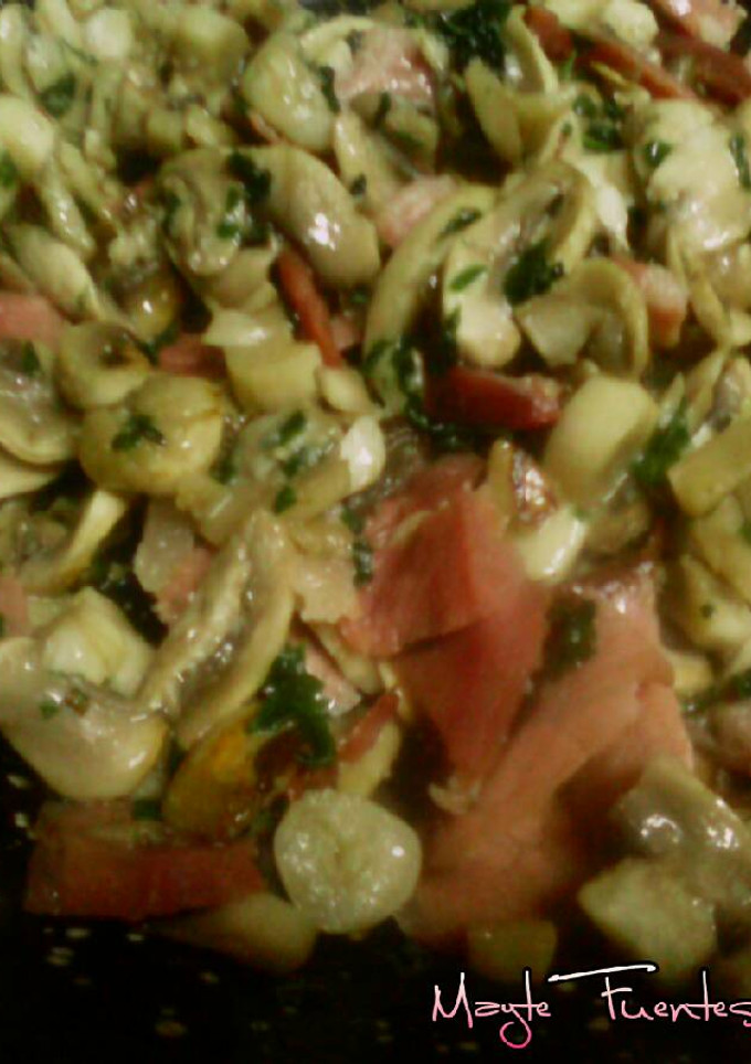 Una foto de Champiñones con jamón ibérico