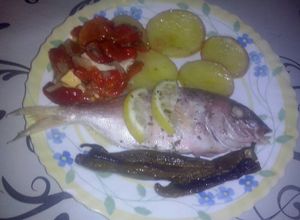 Foto principal de Brecas al horno con cama de patatas y tomate