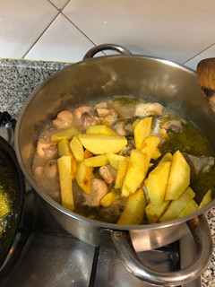 Una foto de Pollo en salsa con patatas