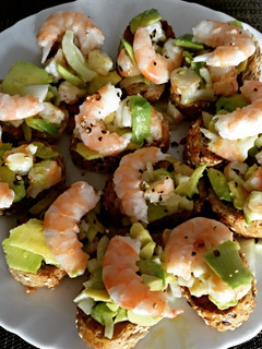 Una foto de Tostadas con aguacate y gambas