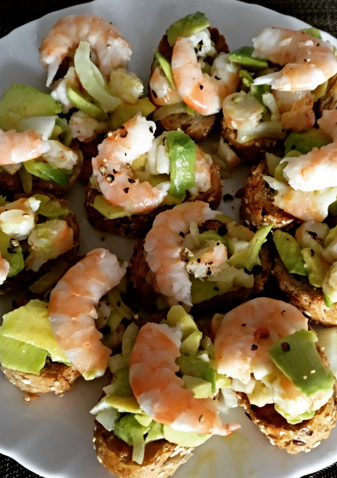 Una foto de Tostadas con aguacate y gambas