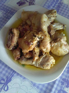 Una foto de pollo al ajillo