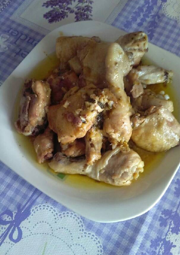Una foto de pollo al ajillo 