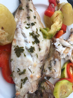 Una foto de Lubina al horno con patatas😋