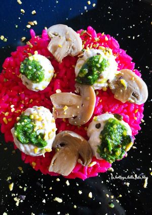 Foto di RISO ROSSO ALL' ACQUA DI BARBABIETOLA, CREMA DI FUNGHI E PESTO