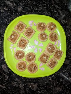 सूजी की खोया मठरी (Suji ki khoya mathri recipe in hindi) रेसिपी मुख्य फोटो