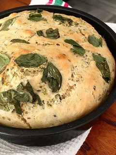Una foto de Pan de albahaca vegano y sin gluten