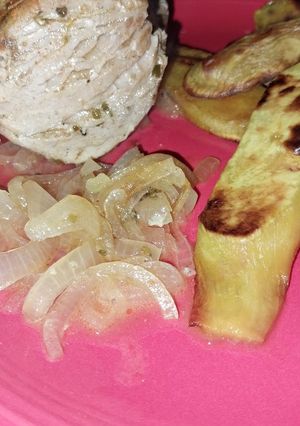 Una foto de Solomillo en papillot, con cebollas y manzanas