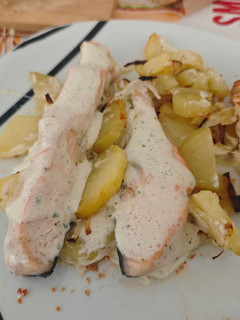 Una foto de Salmón al horno con salsa de yogurt