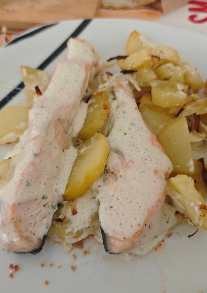 Una foto de Salmón al horno con salsa de yogurt