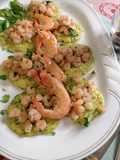 Dischi di mare guarniti con gamberetti e scampi