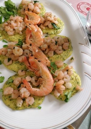 Foto di Dischi di mare guarniti con gamberetti e scampi