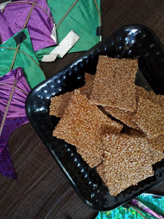 તલની ચીકી (Til Chikki Recipe in Gujarati) રેસીપી મુખ્ય ફોટો