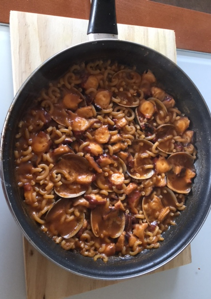 Una foto de Fideos con pulpo y "salmorreta"