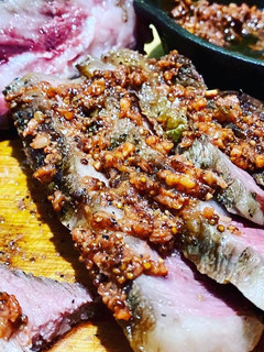 Una foto de Tomahawk con puré de ajo y mostaza vieja