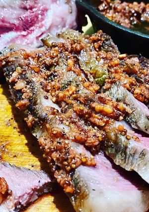 Una foto de Tomahawk con puré de ajo y mostaza vieja
