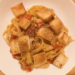 A picture of BLT Pasta with garlic croutons.
