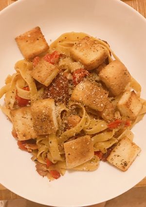 A picture of BLT Pasta with garlic croutons.