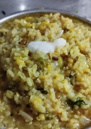 सात्विक मूग डाळ खिचडी (Satvik Moongdal Khichdi Recipe In Marathi) रेसिपी चे मुख्य फोटो 