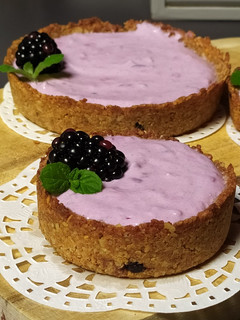 Foto di Crostatine di muesli,con yogurt Frozen alle more💜