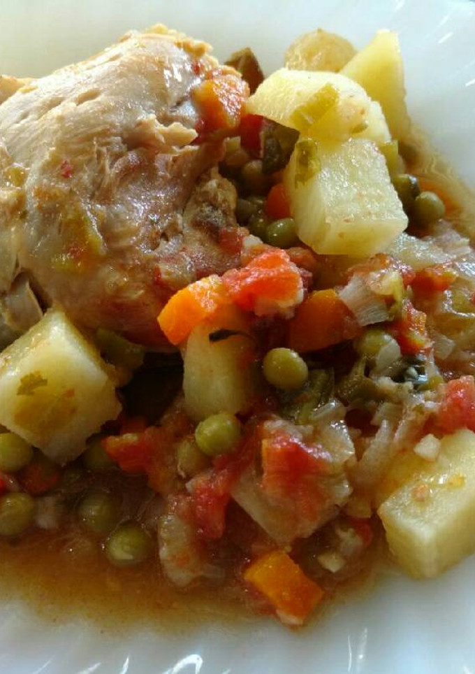 Una foto de Pollo con papas a la olla, rápido y rico