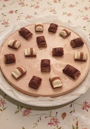 Una foto de Tarta de Kinder Bueno (sin horno)🎂🍫